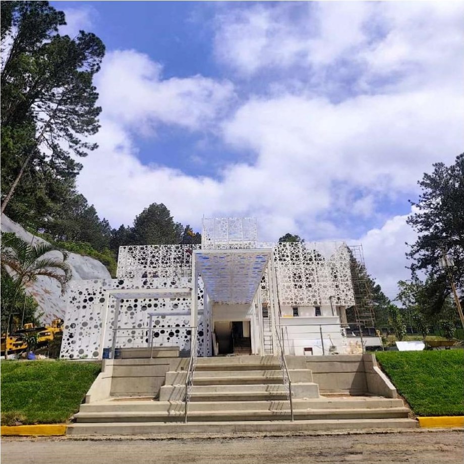 Fachada institucional con herrería calada con láser