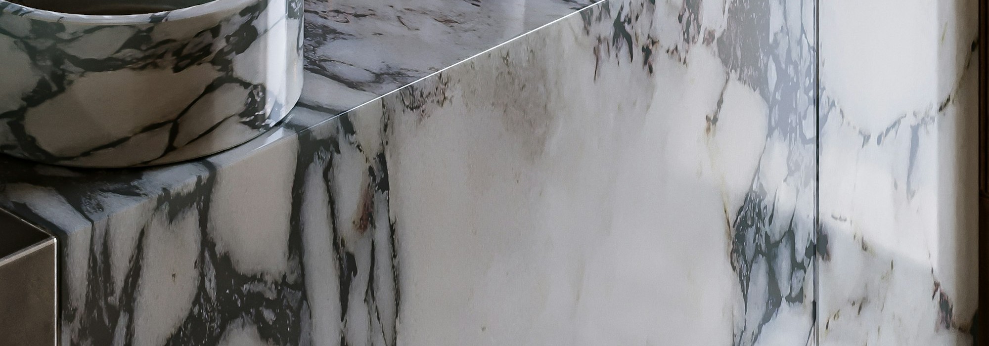 Vanitorio de baño en piedra sinterizada con vetas grises
