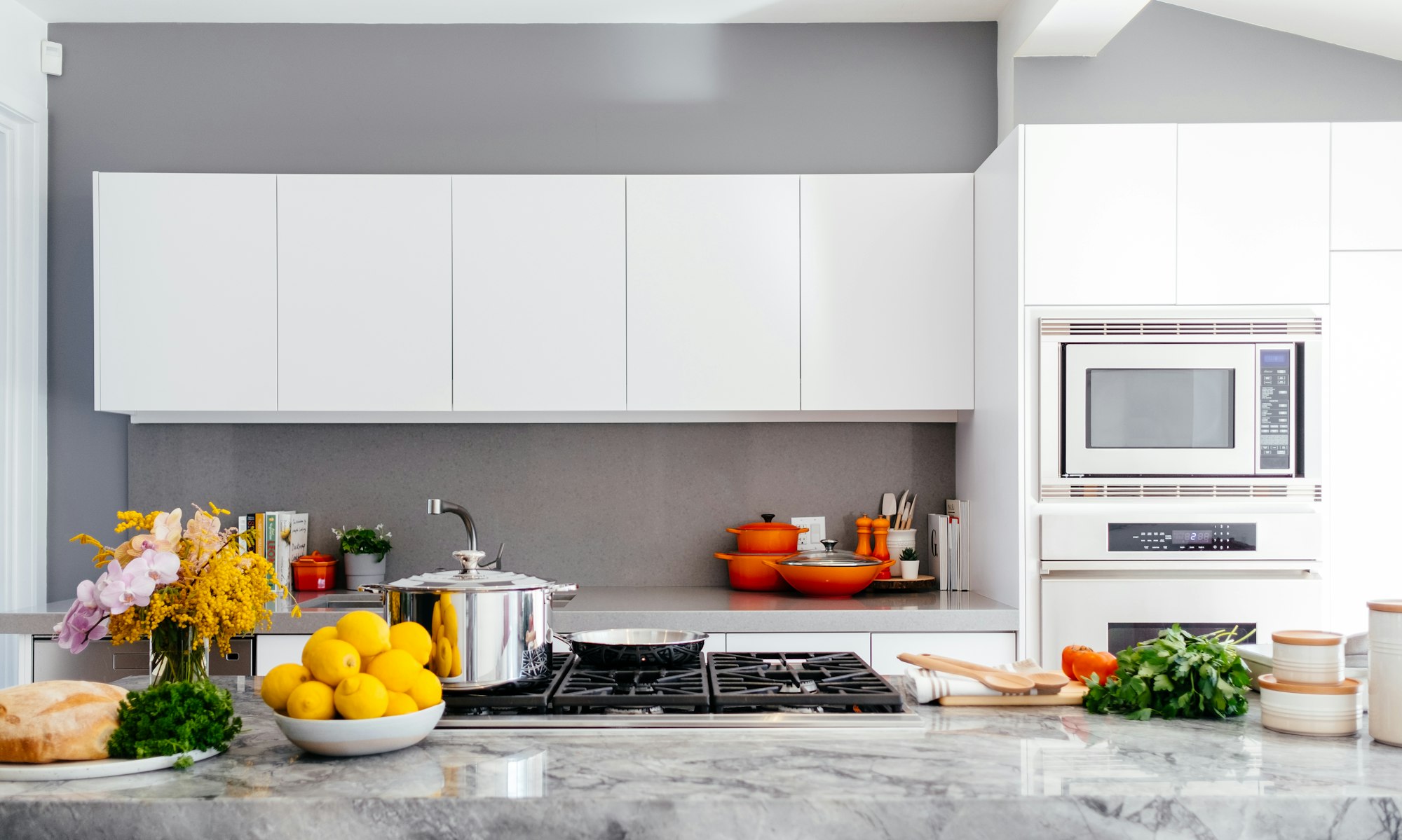 Cocina con mesada en piedra sinterizada, ambiente luminoso